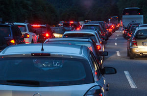 Stau: Handy-Daten sollen Verkehr fließen lassen (Foto: Rainer Sturm, pixelio.de)