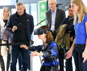 Innovatives Exoskelett: Trägerin erlebt Drohnesein neu (Foto: lis.epfl.ch)