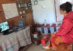 Frau in Nepal: Telemedizin hilft Betroffenen vor Ort (Foto: Rajan Parajuli)