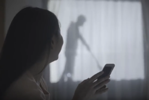 Schattenmann: Projektion simuliert Staubsaugen (Foto: youtube.com)