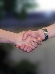 Handschlag: Festigkeit ist Indiz für Hirngesundheit (Foto: pixelio.de, joakant)