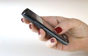 Smartphone-Nutzung: Viele Teens texten am Steuer (Foto: I-vista, pixelio.de)
