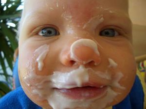 Essendes Kleinkind: Statt Süßem besser Saures geben (Foto: pixelio.de, knollo)