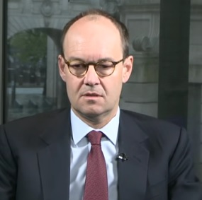 Sainsbury's-CEO Mike Coupe: Singt über das Geldausgeben (Foto: youtube.com)