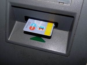 Geldautomat: Daten werden oft ausspioniert (Foto: Dieter Schütz, pixelio.de)
