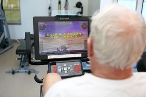 Senior beim Exergaming: Körper und Geist sind gut trainierbar (Foto: union.edu) Senior beim Exergaming: Körper und Geist sind gut trainierbar (Foto: union.edu)
