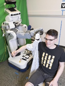 Rein in den Ärmel: Roboter muss hier sehr behutsam sein (Foto: gatech.edu)
