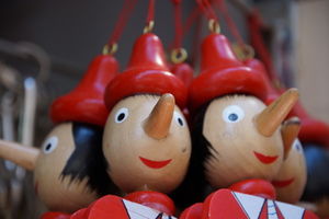 Pinocchio: Lügen in der Kennenlernphase (Foto: Dr. Stephan Barth, pixelio.de)