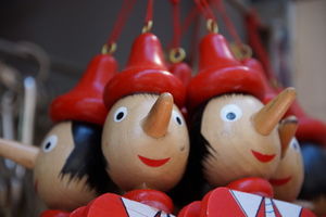 Pinocchio: Lügen in der Kennenlernphase (Foto: Dr. Stephan Barth, pixelio.de)