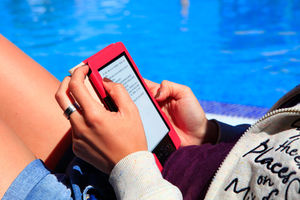 E-Book lesen: Verbraucher noch immer skeptisch (Foto: Julien Christ, pixelio.de) E-Book lesen: Verbraucher noch immer skeptisch (Foto: Julien Christ, pixelio.de)