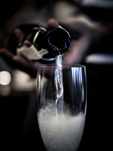 Nachschenken: Minderjährige trinken viel Alkohol (Foto: Petra Bork, pixelio.de) Nachschenken: Minderjährige trinken viel Alkohol (Foto: Petra Bork, pixelio.de)