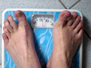 Waage: Übergewicht ist nicht immer schlecht (Foto: Sigrid Rossmann, pixelio.de)