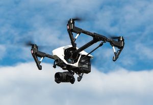 Abgehoben: Viele Drohnen stärken die Wirtschaft (Foto: Powie, pixabay.com)