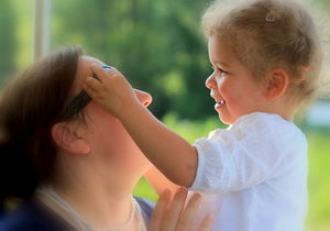 Mutter mit Kind: Alter bei Geburt wirkt sich später aus (Foto: pixelio.de/Souza) Mutter mit Kind: Alter bei Geburt wirkt sich später aus (Foto: pixelio.de/Souza)