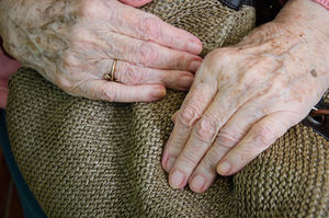 Hände: Alzheimer bei Geschlechtern nicht gleich (Foto: pixelio.de, Karin Bangwa) Hände: Alzheimer bei Geschlechtern nicht gleich (Foto: pixelio.de, Karin Bangwa)