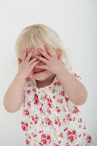Augen zuhalten: Kinder sehen Horrorfilm-Trailer (Foto: redsheep, pixelio.de)