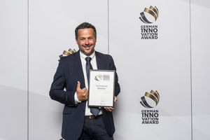 Christian Keck (GF Vertrieb) nimmt Award für Greenstorm entgegen (© phocst.com)