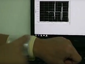 Innovatives Sensor-Armband: Computer erfasst Signale (Foto: pubs.acs.org)
