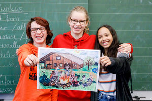 Gian, Svetlana und Merle mit Gewinnerbild der Klasse 8c (© Manuelschule Bern)