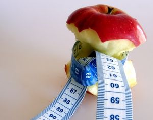 Apfel und Maßband: Diät-Schummlern auf der Spur (Foto: chocolat01, pixelio.de)