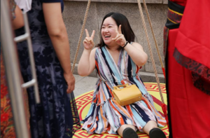 Öffentliches Wiegen: Schwere Frauen gratis (Foto: twitter.comPDChina)