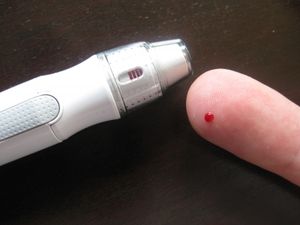 Pieks in den Finger: Messung bald ohne Blut (Foto: pixelio.de, Michael Horn)