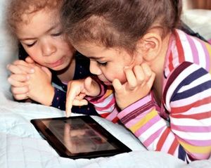 Kinder mit Tablet: Social Web steigert Aktivität (Foto: Helene Souza/pixelio.de)