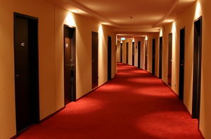 Hotelflur: Personal oft unbemerkt bedrängt (Gerrit Schmit, pixelio.de)