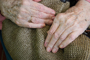 Alte Hände: Forscher lösen Plaques im Gehirn auf (Foto: Karin Bangwa/pixelio.de)