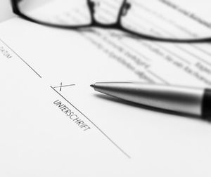 Arbeitsvertrag: Viele immer noch befristet (Foto: Timo Klostermeier, pixelio.de)