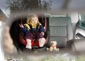 Kind an Bord: US-Eltern fahren dennoch riskant (Foto: GTÜ, pixelio.de)