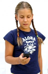 Mädchen mit Handy: Strahlung schädlich (Foto: Stephanie Hofschlaeger/pixelio.de)