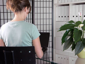 Frau im Büro: Übergriffe bleiben Problem (Foto: Cornelia Menichelli/pixelio.de)