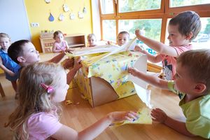 Große Freude bei den Kindergartenkindern (Foto: Wehrfritz)