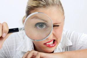 Unter der Lupe: App analyisiert Textnachrichten (Foto: Tim Reckmann, pixelio.de)