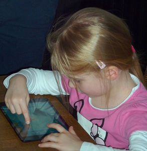 Spielend lernen am Tablet-PC: Absätze steigen weltweit (Foto: Lupo, pixelio.de)