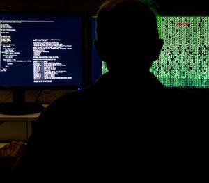 Hacker: Kaum ein Unternehmen hat Schutz-Police (Foto: Bernd Kasper, pixelio.de)