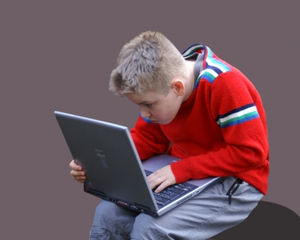 Kind: Social Web hemmt Entwicklung (Foto: Stephanie Hofschlaeger, pixelio.de)