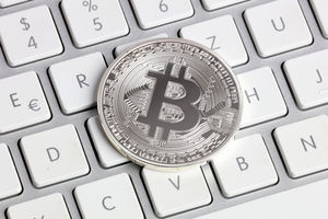 Bitcoin: mit Wertverlust nicht allein (Foto: Tim Reckmann, pixelio.de)