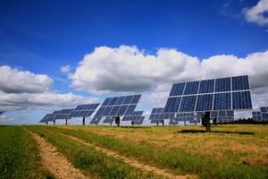 Solarzellen in Aktion: Forscher steigern Ausbeute (Foto: RainerSturm/pixelio.de)