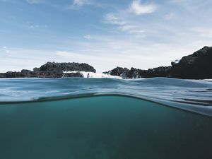 Wasseroberfläche: Barriere für den Datenverkehr (Foto: unsplash.com, Ryan Wan)