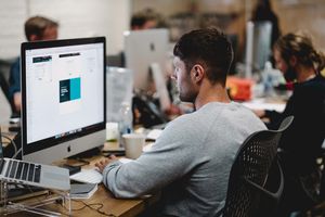 Im Büro: Arbeit wird oft sitzend erledigt (Foto: unsplash.com, Studio Republic)