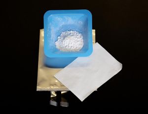 Kieselgelpulver vor der Vermischung mit dem Elektrolyten (Foto: Gabriel Veith)