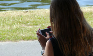 Mädchen am Smartphone: Verbrachte Zeit ist oft zu viel (Foto: Lupo, pixelio.de)