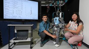 Salman Faraji und Amy Wu erforschen den Gang (Foto: Alain Herzog, epfl.ch)