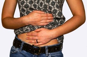 Bauchweh: Therapie gegen Helicobacter (Foto: Stephanie Hofschlaeger, pixelio.de)