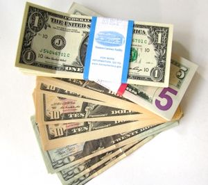US-Dollar-Noten: Missverhältnis beim Gehalt (Foto: Rainer Sturm, pixelio.de)
