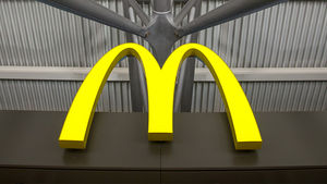Logo einer Fast-Food-Kette: KI könnte Drive-ins optimieren (Foto: mcdonalds.com)