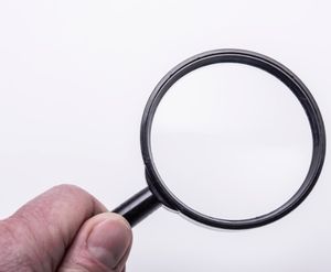 Unter der Lupe: KI-Tool findet Missbrauch (Foto: Timo Klostermeier, pixelio.de)