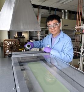 INL-Forscher Dong Ding bei der Arbeit mit der neuen Elektrode (Foto: inl.gov)